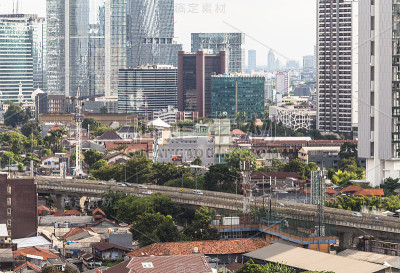 位于雅加达市中心繁忙的库宁安商业区的高架公路