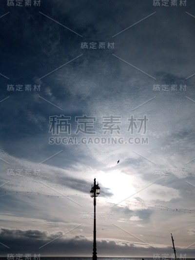 布赖顿海滨与阳光和云景英国