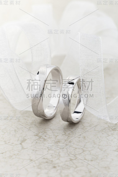 一对银色的结婚戒指