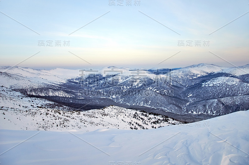 冬季从山顶到山谷。徒步登山。