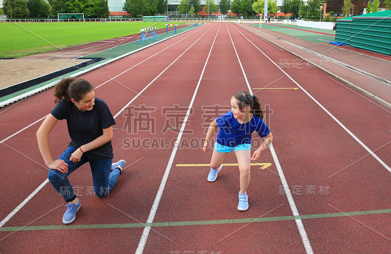 小女孩在体育场玩得开心