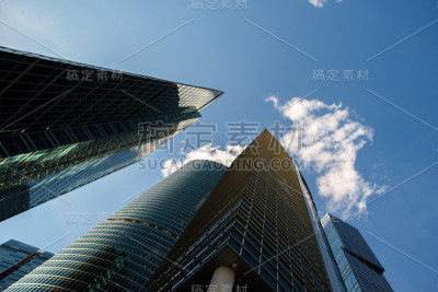 下面的角度，以现代玻璃建筑摩天大楼的背景蓝色的天空。莫斯科城