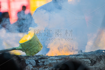 熔化的黄金被倒入佛像模具中
