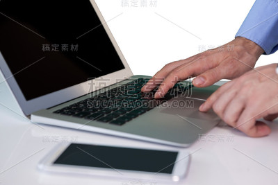 商人使用笔记本电脑的裁剪图像