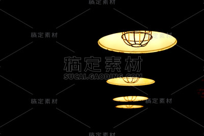 带有灯泡的旧吊灯