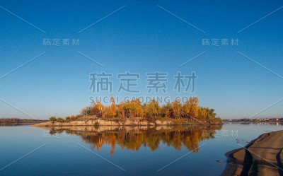 鄂木斯克地区额尔齐斯河的秋季河岸。俄罗斯