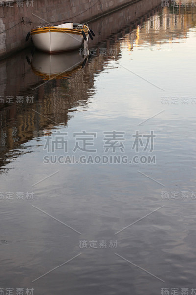 船在高高的花岗岩堤岸上
