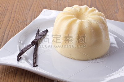 盘子里的香草布丁