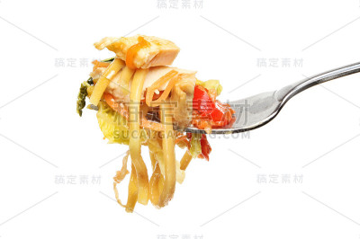 叉子上的鸡肉炒面