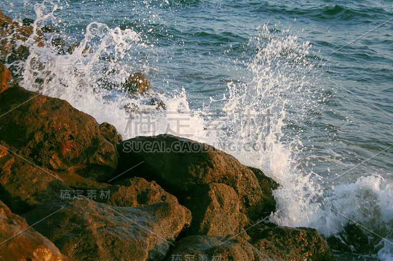 海水冲过岩石