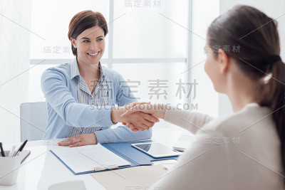 女商人握手