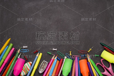 学校用品的黑板背景