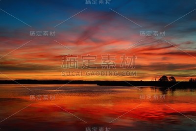 湖面上五颜六色的日出