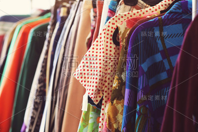 二手服装店里的旧衣服