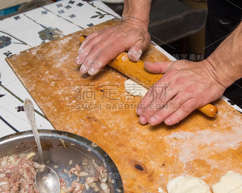 男人在家里准备饺子