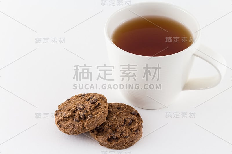 一杯茶与饼干孤立在白色的背景