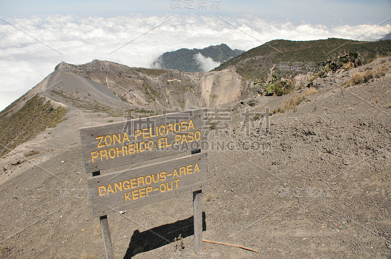 哥斯达黎加的伊拉祖火山。有防护屏障的云层中的火山口。熔岩和浮石的碎片。