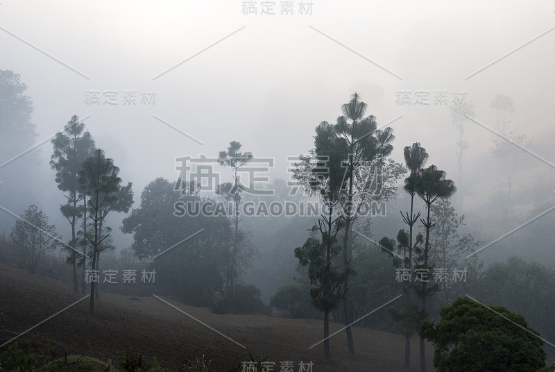 在危地马拉的乡村，日出的山峦上点缀着风景如画的村庄，有薄雾和霜冻