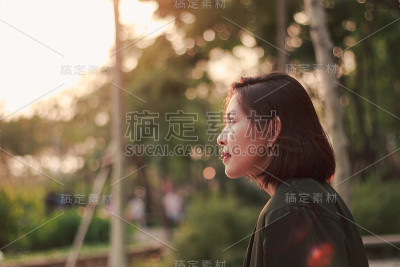 女人坐着看着