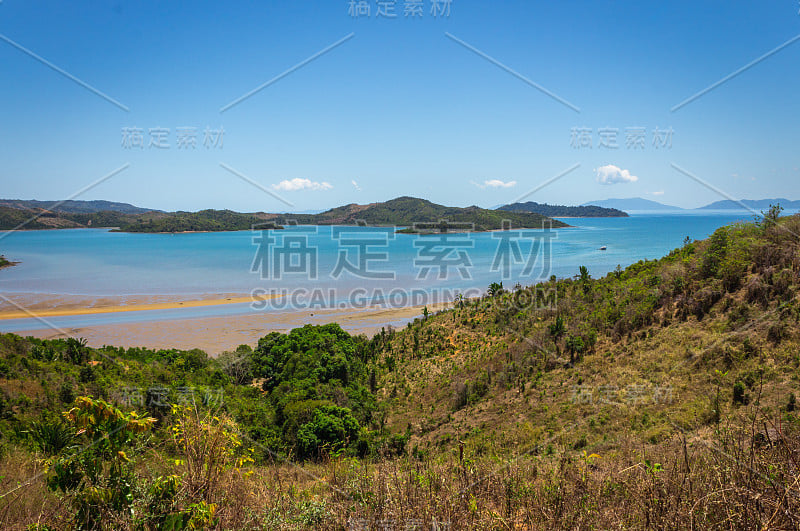 马达加斯加岛的海岸线，成排的棕榈树和漂浮在海上的船只