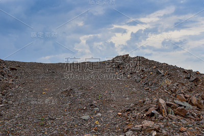 从工业采石场倾倒石山