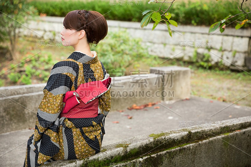 穿着传统和服的日本妇女