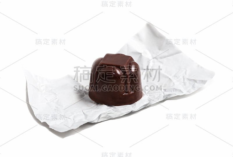 用锡箔纸包裹的甜巧克力糖