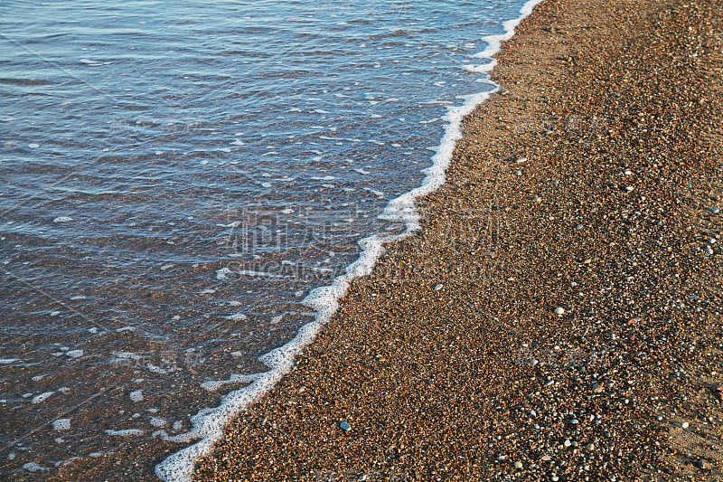 柔软的海浪在沙滩上的背景。