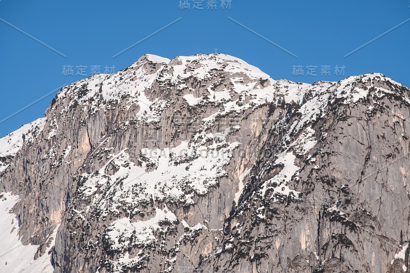 白雪皑皑的巴肯斯坦峰与峰顶交叉在冬日