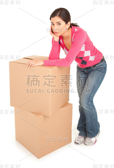 疲惫的女人靠在箱子上