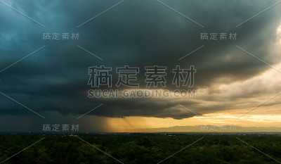 绚丽多彩的天空与日落的云彩