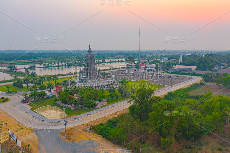 鸟瞰Wat Panyanantaram在日落，一个佛教寺庙在巴吞他尼市，泰国。泰国建筑建筑背景中的旅