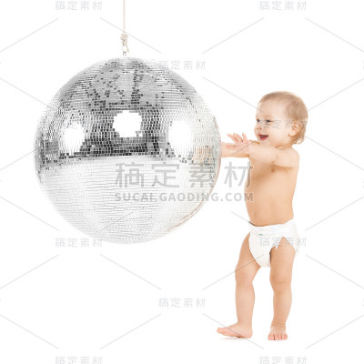 蹒跚学步的孩子玩迪斯科球