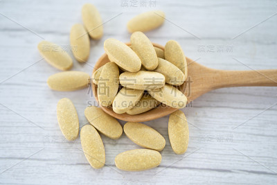 木质背景上的维生素C。