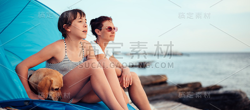 妈妈和女儿在海滩上玩得很开心