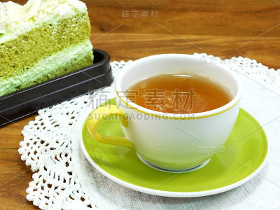 甜蛋糕和一杯茶放在木桌上