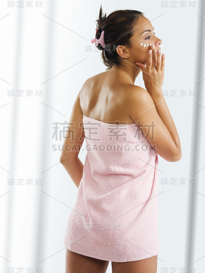 穿着粉色毛巾的女孩