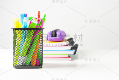 装满彩色办公用品或学习用品的办公桌整理表