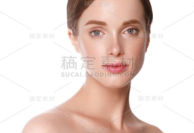 美女的脸近距离拍在白色的画室里。