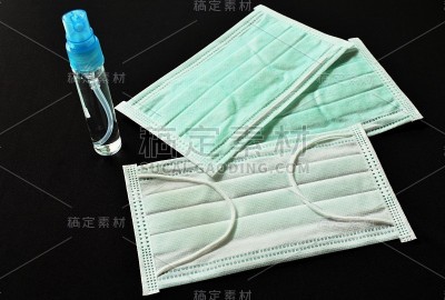 卫生口罩和酒精洗手喷雾剂