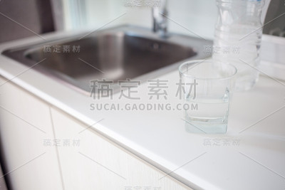 厨房上放一杯水