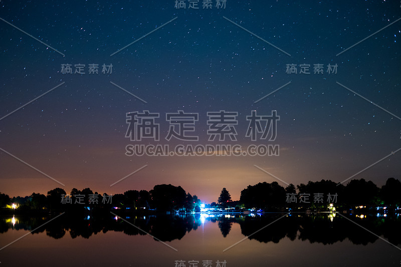 夜晚的湖光山色，美丽的星空