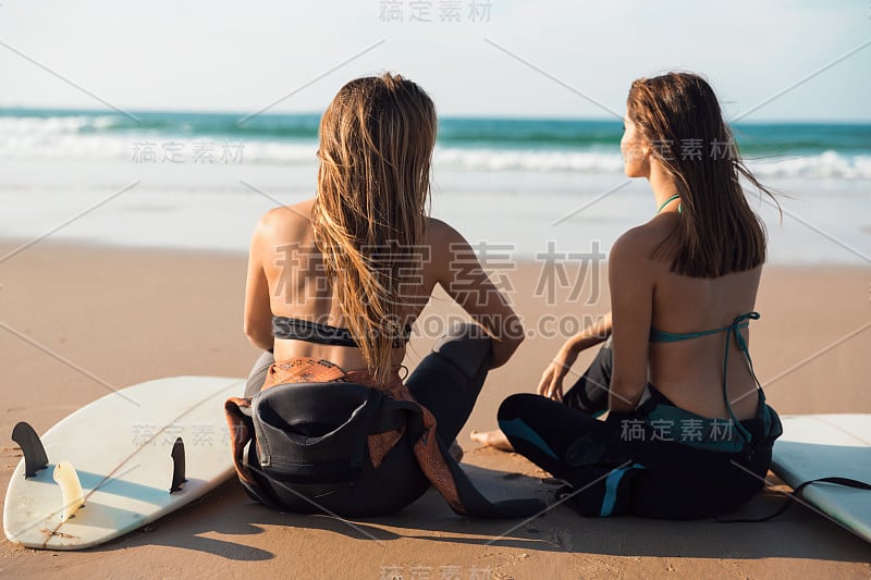 海滩上的冲浪女孩