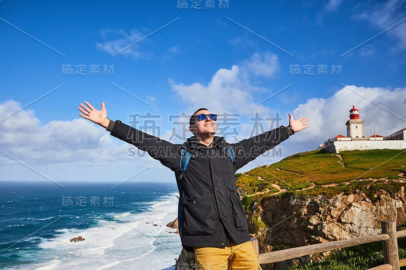 年轻的游客在卡波达罗卡角观看美丽的风景，冬季旅行。位于葡萄牙的欧洲最西端