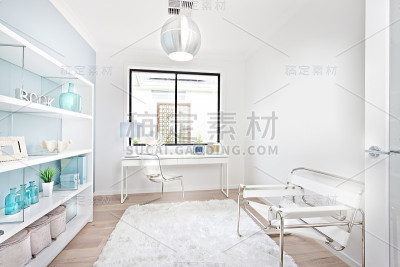 白色装饰家具的现代工作场所