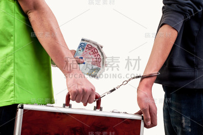 一个人给另一个人送公文包