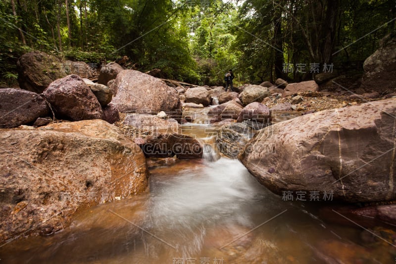 长时间曝光拍摄的河流和岩石。