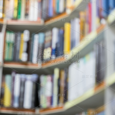 图书馆或书店书架上的抽象模糊的书籍、手册、课本等作背景。教育的概念