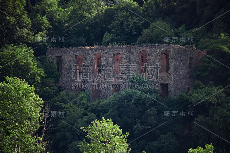 伊斯坦布尔博斯普鲁斯海峡的树林中废弃的历史建筑。