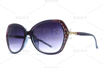 女性太阳镜的蓝色玻璃隔离在白色